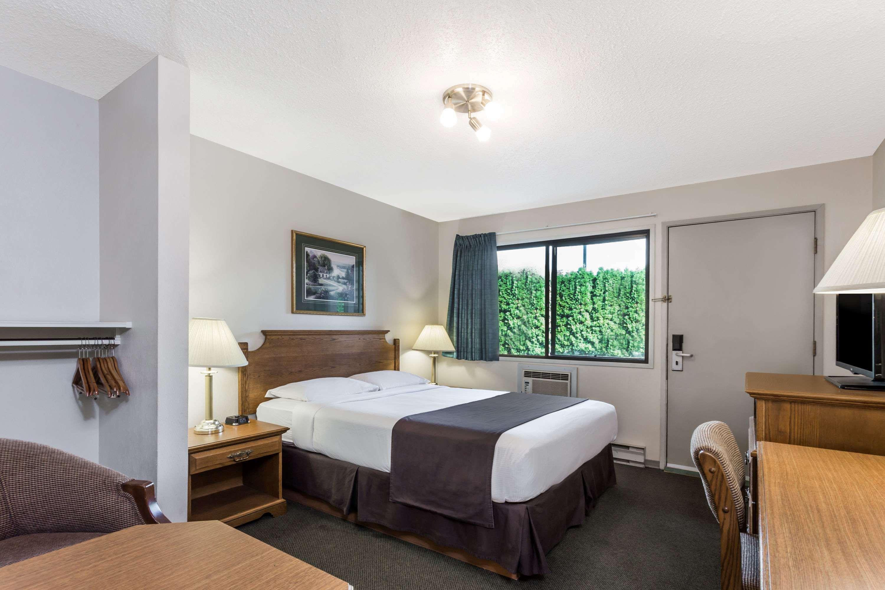 Super 8 By Wyndham Kelowna Bc Exterior foto