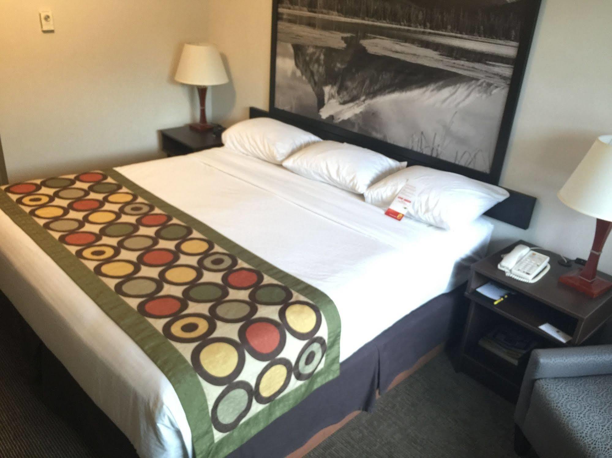 Super 8 By Wyndham Kelowna Bc Exterior foto