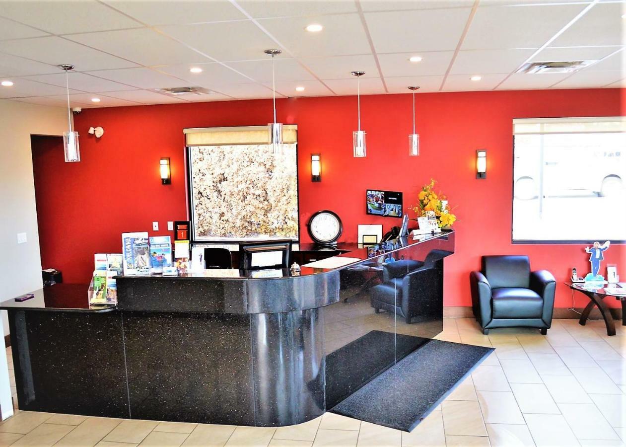 Super 8 By Wyndham Kelowna Bc Exterior foto